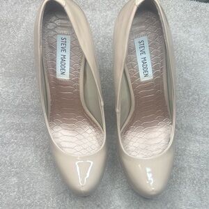 Steve Madden Beige Patent Pumps